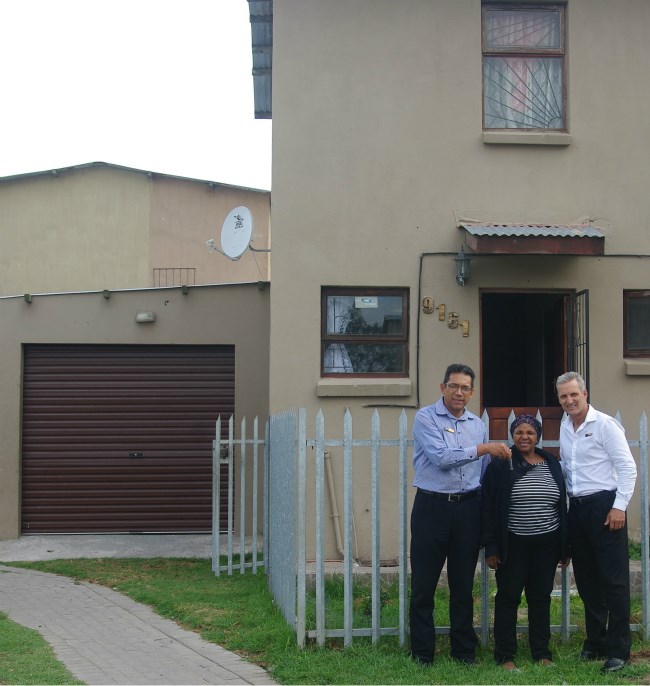 Nancy Witbooi receiving the keys to her home