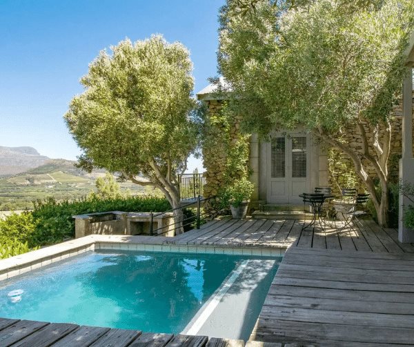 Two spectacular villas, built in the French Provencal style, this spectacular property opens out to views of the Simonsberg and Jonkershoek mountains.