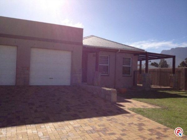 3 Bedroom house in Sir Lowrys Pass
