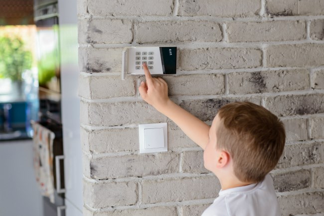 copil folosind sistemul de alarmă de securitate la domiciliu