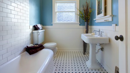 How to make a small bathroom look larger