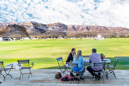 Outdoor restaurant overlooking the moutains in Paarl to Franschhoek