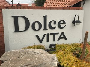 2 Bedroom Townhouse in Die Hoewes