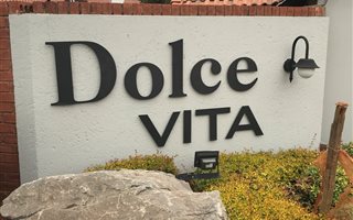 2 Bedroom Townhouse in Die Hoewes