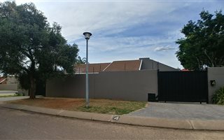 2 Bedroom House in Zwartkop