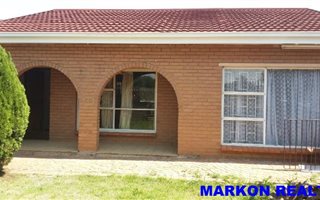 4 Bedroom House in Lodeyko