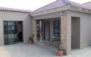 5 Bedroom House in Robertsham