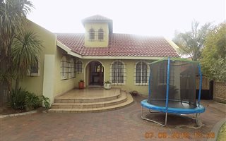 4 Bedroom House in Glenanda