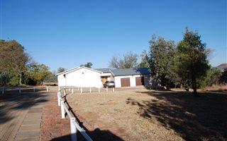 4 Bedroom House in Honingklip AH