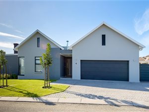 4 Bed House in Kraaibosch