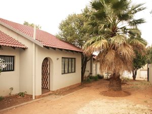 5 Bed House in Mayberry Park