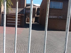 3 Bed Townhouse in Vereeniging Central