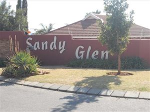 3 Bed Townhouse in Roodepoort Central