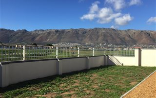 3 Bedroom House in Fairview Golf Estate