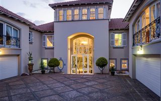 6 Bedroom House in Woodhill