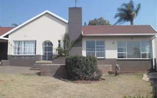 4 Bedroom House in Kloofendal