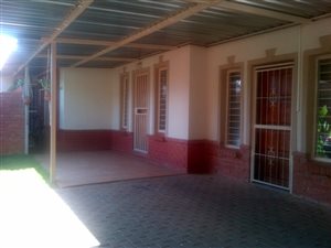 4 Bed House in Eloffsdal
