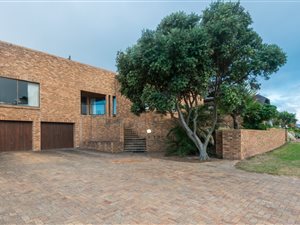 4 Bed House in Outeniqua Strand