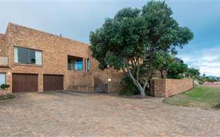 4 Bedroom House in Outeniqua Strand