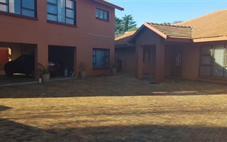 7 Bedroom House in Larrendale