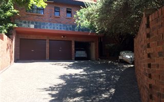 6 Bedroom House in Baysvalley
