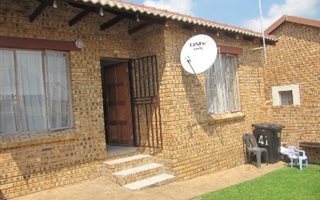 2 Bedroom Simplex in Honeydew Manor