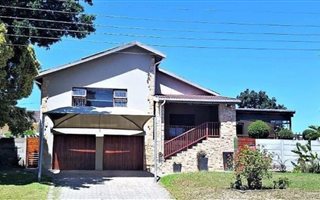 3 Bedroom House in Van Riebeeck Heights