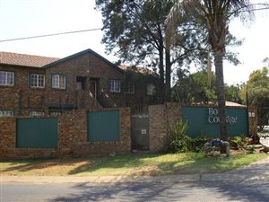 2 Bedroom Townhouse in Die Hoewes