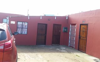 1 Bedroom Flat in Thembalethu
