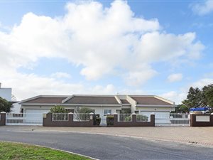 5 Bed House in Sunset Beach