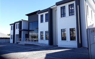 1730 m² Office Space in Stuarts Hill