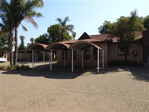 300 m² Office Space in Die Hoewes