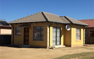 2 Bedroom House in Vanderbijlpark CE7