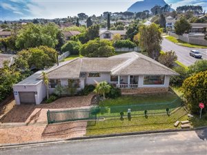 4 Bed House in Die Wingerd
