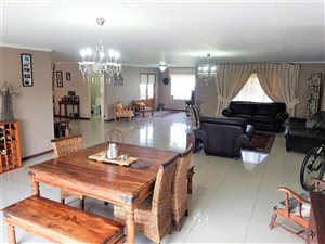 4 Bed House in Heuningklip