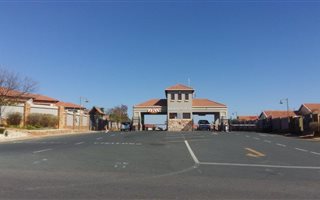 2 Bedroom Cluster in Kosmosdal