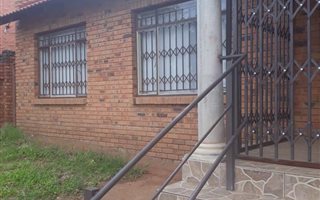 5 Bedroom Apartment in Mabopane
