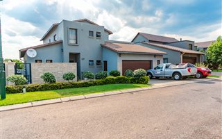 3 Bedroom House in Bronberg