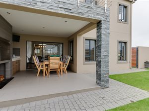 4 Bedroom House in Kraaibosch