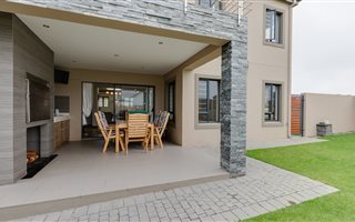 4 Bedroom House in Kraaibosch