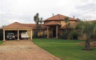 4 Bedroom House in Tiegerpoort