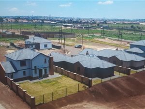 352 m² Land available in Clayville