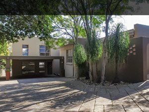7.5 Bedroom House in Lynnwood Ridge