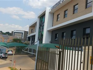140 m² Commercial space in Constantia Kloof