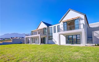 4 Bedroom House in Kingswood Golf Estate
