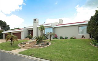 4 Bedroom House in Aurora
