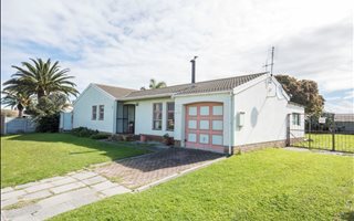 4 Bedroom House in Die Bos
