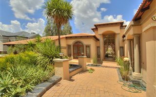 6 Bedroom House in Waterkloof Ridge