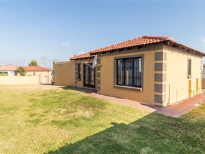 2 Bed House in The Reeds