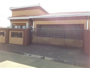 3 Bed House in Golden Gardens